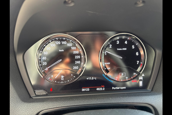BMW 1-serie 118i Sport Line Edition | Stoelverwarming | Cruise Control | Parkeersensoren | Navigatie | Groot Scherm | Digitale Tellers | Automaat | Keyless | Trekhaak | LED