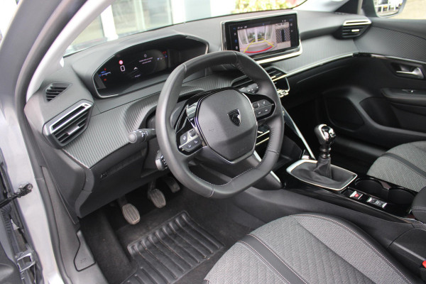 Peugeot 208 1.2 100PK ALLURE | CAMERA VOOR + ACHTER | PARKEERSENSOREN VOOR + ACHTER | DRAADLOZE APPLE CARPLAY/ANDROID AUTO | NAVIGATIE | DODEHOEK DETECTIE | CRUISE CONTROL | DAB+ RADIO | CLIMATE CONTROL | LED KOPLAMPEN |