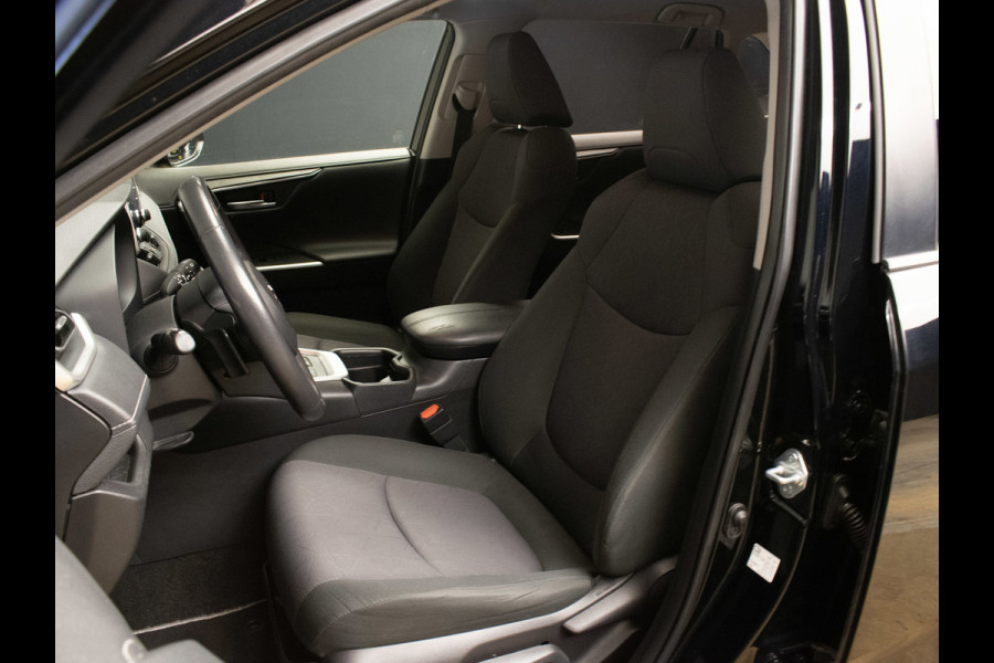 Toyota RAV4 2.5 Hybrid Sport (APPLE CARPLAY,NAVI,CAMERA,CLIMATE,CRUISE,GETINT,LED,SPORTSTOELEN,LM VELGEN,NETTE STAAT)