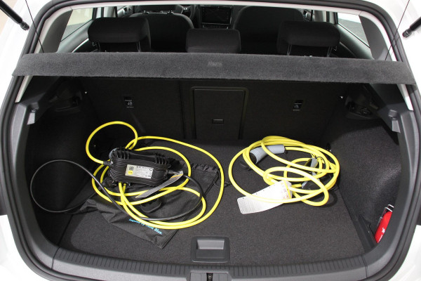 Volkswagen e-Golf | Navigatie | Climate Control Bluetooth | Cruise Control Adaptive | Lichtmetalen Velgen |