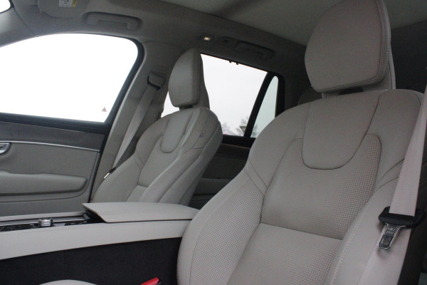 Volvo XC90 2.0 T8 456PK PHEV AWD PLUS BRIGHT | LUCHTVERING VOOR / ACHTER MET FOUR-C SETTINGS  | PANORAMISCH SCHUIF / KANTELDAK | EXTRA GETINT GLAS OP DE ACHTER PORTIEREN | BOWERS & WILKINS HIFI PREMIUM AUDI SYSTEEM INCLUSIEF FRESH AIR SUBWOOFER  | NAVIGATIE SYSTEEM BY GOOGLE MAPS | 360° CAMERA | ELEKTRISCH WEGKLAPBARE TREKHAAK | HEAD-UP DISPLAY | COMFORT STOELEN MET MASAGE FUNCTIE | STOEL VERWARMING EN VENTILATIE | ELEKTRISCH VERSTELBARE COMFORT STOEL MET GEHEUGEN EN ELEKTRISCH VERSTELBARE ZIJWANGEN | GEPERFOREERD NAPPA LEDER BEKLEDING BLOND / CHARCOAL | ACHTERBANK VERWARMING | N