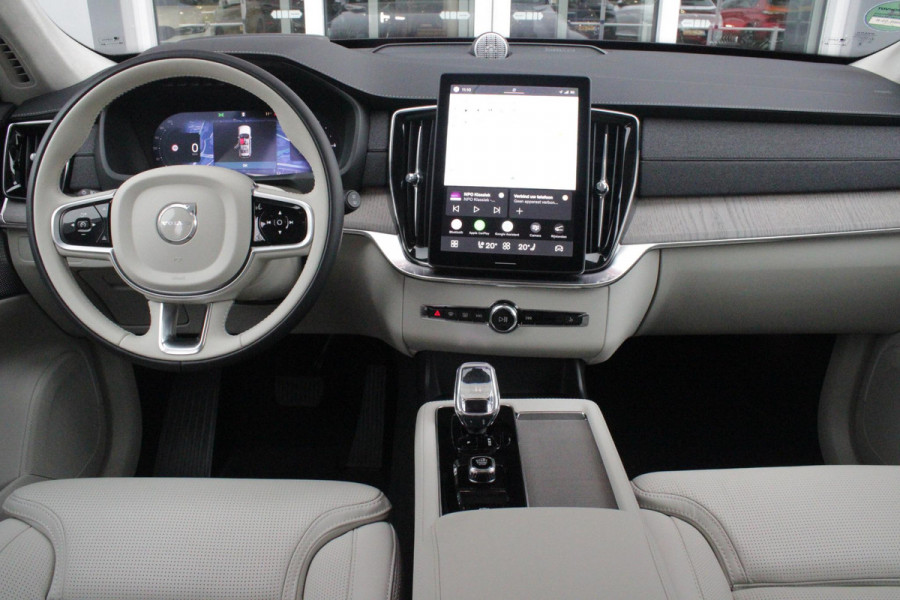 Volvo XC90 2.0 T8 456PK PHEV AWD PLUS BRIGHT | LUCHTVERING VOOR / ACHTER MET FOUR-C SETTINGS  | PANORAMISCH SCHUIF / KANTELDAK | EXTRA GETINT GLAS OP DE ACHTER PORTIEREN | BOWERS & WILKINS HIFI PREMIUM AUDI SYSTEEM INCLUSIEF FRESH AIR SUBWOOFER  | NAVIGATIE SYSTEEM BY GOOGLE MAPS | 360° CAMERA | ELEKTRISCH WEGKLAPBARE TREKHAAK | HEAD-UP DISPLAY | COMFORT STOELEN MET MASAGE FUNCTIE | STOEL VERWARMING EN VENTILATIE | ELEKTRISCH VERSTELBARE COMFORT STOEL MET GEHEUGEN EN ELEKTRISCH VERSTELBARE ZIJWANGEN | GEPERFOREERD NAPPA LEDER BEKLEDING BLOND / CHARCOAL | ACHTERBANK VERWARMING | N