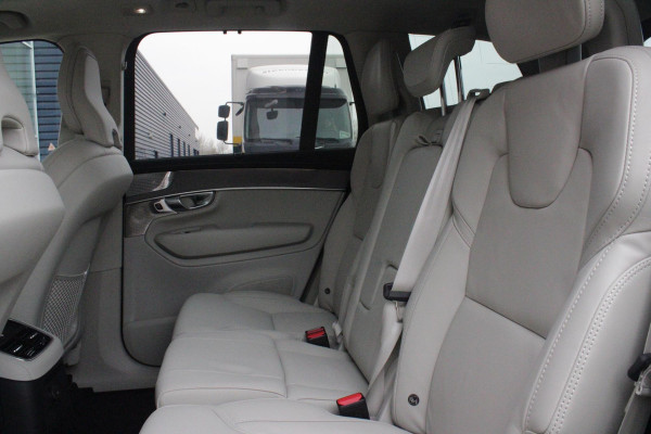 Volvo XC90 2.0 T8 456PK PHEV AWD PLUS BRIGHT | LUCHTVERING VOOR / ACHTER MET FOUR-C SETTINGS  | PANORAMISCH SCHUIF / KANTELDAK | EXTRA GETINT GLAS OP DE ACHTER PORTIEREN | BOWERS & WILKINS HIFI PREMIUM AUDI SYSTEEM INCLUSIEF FRESH AIR SUBWOOFER  | NAVIGATIE SYSTEEM BY GOOGLE MAPS | 360° CAMERA | ELEKTRISCH WEGKLAPBARE TREKHAAK | HEAD-UP DISPLAY | COMFORT STOELEN MET MASAGE FUNCTIE | STOEL VERWARMING EN VENTILATIE | ELEKTRISCH VERSTELBARE COMFORT STOEL MET GEHEUGEN EN ELEKTRISCH VERSTELBARE ZIJWANGEN | GEPERFOREERD NAPPA LEDER BEKLEDING BLOND / CHARCOAL | ACHTERBANK VERWARMING | N
