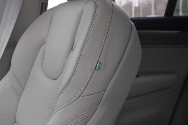 Volvo XC90 2.0 T8 456PK PHEV AWD PLUS BRIGHT | LUCHTVERING VOOR / ACHTER MET FOUR-C SETTINGS  | PANORAMISCH SCHUIF / KANTELDAK | EXTRA GETINT GLAS OP DE ACHTER PORTIEREN | BOWERS & WILKINS HIFI PREMIUM AUDI SYSTEEM INCLUSIEF FRESH AIR SUBWOOFER  | NAVIGATIE SYSTEEM BY GOOGLE MAPS | 360° CAMERA | ELEKTRISCH WEGKLAPBARE TREKHAAK | HEAD-UP DISPLAY | COMFORT STOELEN MET MASAGE FUNCTIE | STOEL VERWARMING EN VENTILATIE | ELEKTRISCH VERSTELBARE COMFORT STOEL MET GEHEUGEN EN ELEKTRISCH VERSTELBARE ZIJWANGEN | GEPERFOREERD NAPPA LEDER BEKLEDING BLOND / CHARCOAL | ACHTERBANK VERWARMING | N