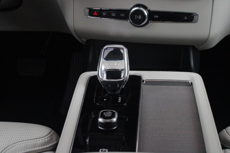 Volvo XC90 2.0 T8 456PK PHEV AWD PLUS BRIGHT | LUCHTVERING VOOR / ACHTER MET FOUR-C SETTINGS  | PANORAMISCH SCHUIF / KANTELDAK | EXTRA GETINT GLAS OP DE ACHTER PORTIEREN | BOWERS & WILKINS HIFI PREMIUM AUDI SYSTEEM INCLUSIEF FRESH AIR SUBWOOFER  | NAVIGATIE SYSTEEM BY GOOGLE MAPS | 360° CAMERA | ELEKTRISCH WEGKLAPBARE TREKHAAK | HEAD-UP DISPLAY | COMFORT STOELEN MET MASAGE FUNCTIE | STOEL VERWARMING EN VENTILATIE | ELEKTRISCH VERSTELBARE COMFORT STOEL MET GEHEUGEN EN ELEKTRISCH VERSTELBARE ZIJWANGEN | GEPERFOREERD NAPPA LEDER BEKLEDING BLOND / CHARCOAL | ACHTERBANK VERWARMING | N