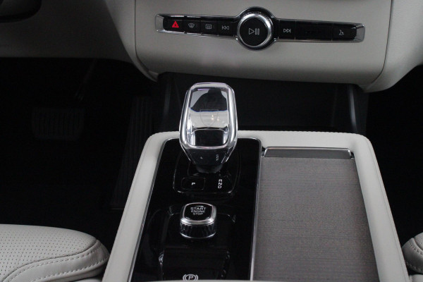 Volvo XC90 2.0 T8 456PK PHEV AWD PLUS BRIGHT | LUCHTVERING VOOR / ACHTER MET FOUR-C SETTINGS  | PANORAMISCH SCHUIF / KANTELDAK | EXTRA GETINT GLAS OP DE ACHTER PORTIEREN | BOWERS & WILKINS HIFI PREMIUM AUDI SYSTEEM INCLUSIEF FRESH AIR SUBWOOFER  | NAVIGATIE SYSTEEM BY GOOGLE MAPS | 360° CAMERA | ELEKTRISCH WEGKLAPBARE TREKHAAK | HEAD-UP DISPLAY | COMFORT STOELEN MET MASAGE FUNCTIE | STOEL VERWARMING EN VENTILATIE | ELEKTRISCH VERSTELBARE COMFORT STOEL MET GEHEUGEN EN ELEKTRISCH VERSTELBARE ZIJWANGEN | GEPERFOREERD NAPPA LEDER BEKLEDING BLOND / CHARCOAL | ACHTERBANK VERWARMING | N