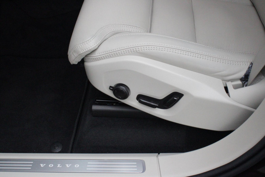 Volvo XC90 2.0 T8 456PK PHEV AWD PLUS BRIGHT | LUCHTVERING VOOR / ACHTER MET FOUR-C SETTINGS  | PANORAMISCH SCHUIF / KANTELDAK | EXTRA GETINT GLAS OP DE ACHTER PORTIEREN | BOWERS & WILKINS HIFI PREMIUM AUDI SYSTEEM INCLUSIEF FRESH AIR SUBWOOFER  | NAVIGATIE SYSTEEM BY GOOGLE MAPS | 360° CAMERA | ELEKTRISCH WEGKLAPBARE TREKHAAK | HEAD-UP DISPLAY | COMFORT STOELEN MET MASAGE FUNCTIE | STOEL VERWARMING EN VENTILATIE | ELEKTRISCH VERSTELBARE COMFORT STOEL MET GEHEUGEN EN ELEKTRISCH VERSTELBARE ZIJWANGEN | GEPERFOREERD NAPPA LEDER BEKLEDING BLOND / CHARCOAL | ACHTERBANK VERWARMING | N