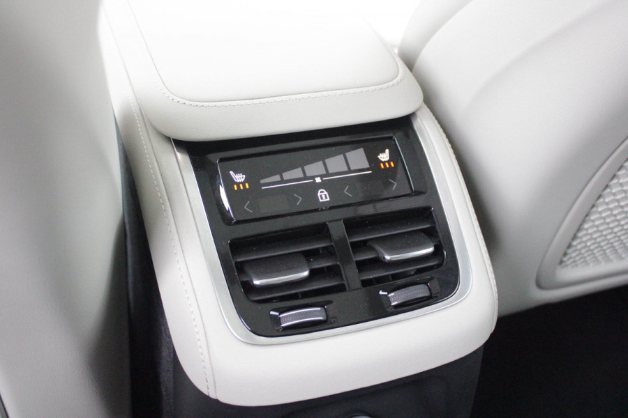 Volvo XC90 2.0 T8 456PK PHEV AWD PLUS BRIGHT | LUCHTVERING VOOR / ACHTER MET FOUR-C SETTINGS  | PANORAMISCH SCHUIF / KANTELDAK | EXTRA GETINT GLAS OP DE ACHTER PORTIEREN | BOWERS & WILKINS HIFI PREMIUM AUDI SYSTEEM INCLUSIEF FRESH AIR SUBWOOFER  | NAVIGATIE SYSTEEM BY GOOGLE MAPS | 360° CAMERA | ELEKTRISCH WEGKLAPBARE TREKHAAK | HEAD-UP DISPLAY | COMFORT STOELEN MET MASAGE FUNCTIE | STOEL VERWARMING EN VENTILATIE | ELEKTRISCH VERSTELBARE COMFORT STOEL MET GEHEUGEN EN ELEKTRISCH VERSTELBARE ZIJWANGEN | GEPERFOREERD NAPPA LEDER BEKLEDING BLOND / CHARCOAL | ACHTERBANK VERWARMING | N