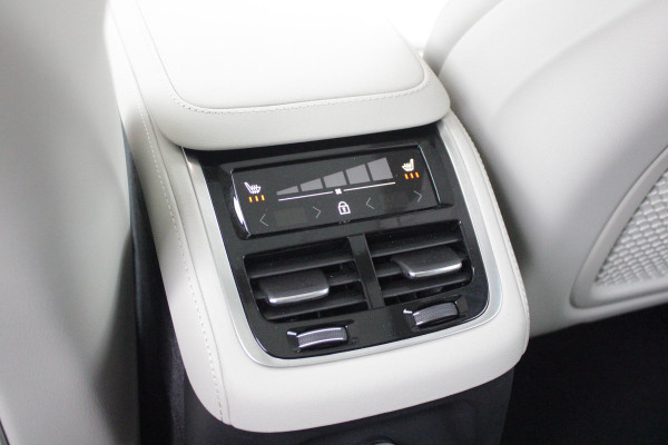 Volvo XC90 2.0 T8 456PK PHEV AWD PLUS BRIGHT | LUCHTVERING VOOR / ACHTER MET FOUR-C SETTINGS  | PANORAMISCH SCHUIF / KANTELDAK | EXTRA GETINT GLAS OP DE ACHTER PORTIEREN | BOWERS & WILKINS HIFI PREMIUM AUDI SYSTEEM INCLUSIEF FRESH AIR SUBWOOFER  | NAVIGATIE SYSTEEM BY GOOGLE MAPS | 360° CAMERA | ELEKTRISCH WEGKLAPBARE TREKHAAK | HEAD-UP DISPLAY | COMFORT STOELEN MET MASAGE FUNCTIE | STOEL VERWARMING EN VENTILATIE | ELEKTRISCH VERSTELBARE COMFORT STOEL MET GEHEUGEN EN ELEKTRISCH VERSTELBARE ZIJWANGEN | GEPERFOREERD NAPPA LEDER BEKLEDING BLOND / CHARCOAL | ACHTERBANK VERWARMING | N