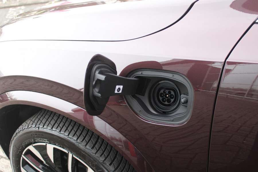 Volvo XC90 2.0 T8 456PK PHEV AWD PLUS BRIGHT | LUCHTVERING VOOR / ACHTER MET FOUR-C SETTINGS  | PANORAMISCH SCHUIF / KANTELDAK | EXTRA GETINT GLAS OP DE ACHTER PORTIEREN | BOWERS & WILKINS HIFI PREMIUM AUDI SYSTEEM INCLUSIEF FRESH AIR SUBWOOFER  | NAVIGATIE SYSTEEM BY GOOGLE MAPS | 360° CAMERA | ELEKTRISCH WEGKLAPBARE TREKHAAK | HEAD-UP DISPLAY | COMFORT STOELEN MET MASAGE FUNCTIE | STOEL VERWARMING EN VENTILATIE | ELEKTRISCH VERSTELBARE COMFORT STOEL MET GEHEUGEN EN ELEKTRISCH VERSTELBARE ZIJWANGEN | GEPERFOREERD NAPPA LEDER BEKLEDING BLOND / CHARCOAL | ACHTERBANK VERWARMING | N