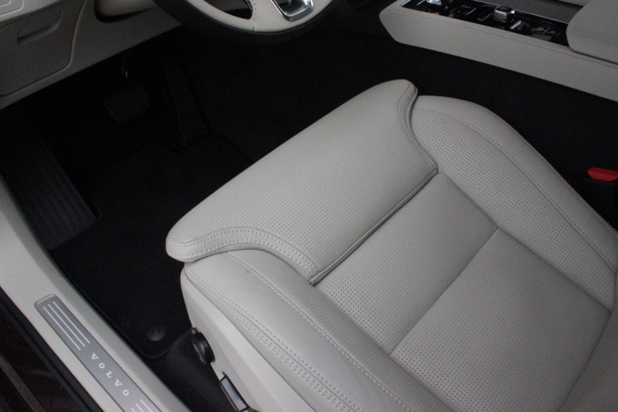 Volvo XC90 2.0 T8 456PK PHEV AWD PLUS BRIGHT | LUCHTVERING VOOR / ACHTER MET FOUR-C SETTINGS  | PANORAMISCH SCHUIF / KANTELDAK | EXTRA GETINT GLAS OP DE ACHTER PORTIEREN | BOWERS & WILKINS HIFI PREMIUM AUDI SYSTEEM INCLUSIEF FRESH AIR SUBWOOFER  | NAVIGATIE SYSTEEM BY GOOGLE MAPS | 360° CAMERA | ELEKTRISCH WEGKLAPBARE TREKHAAK | HEAD-UP DISPLAY | COMFORT STOELEN MET MASAGE FUNCTIE | STOEL VERWARMING EN VENTILATIE | ELEKTRISCH VERSTELBARE COMFORT STOEL MET GEHEUGEN EN ELEKTRISCH VERSTELBARE ZIJWANGEN | GEPERFOREERD NAPPA LEDER BEKLEDING BLOND / CHARCOAL | ACHTERBANK VERWARMING | N