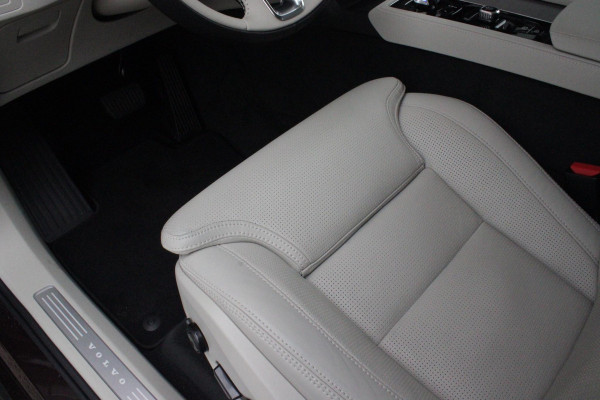 Volvo XC90 2.0 T8 456PK PHEV AWD PLUS BRIGHT | LUCHTVERING VOOR / ACHTER MET FOUR-C SETTINGS  | PANORAMISCH SCHUIF / KANTELDAK | EXTRA GETINT GLAS OP DE ACHTER PORTIEREN | BOWERS & WILKINS HIFI PREMIUM AUDI SYSTEEM INCLUSIEF FRESH AIR SUBWOOFER  | NAVIGATIE SYSTEEM BY GOOGLE MAPS | 360° CAMERA | ELEKTRISCH WEGKLAPBARE TREKHAAK | HEAD-UP DISPLAY | COMFORT STOELEN MET MASAGE FUNCTIE | STOEL VERWARMING EN VENTILATIE | ELEKTRISCH VERSTELBARE COMFORT STOEL MET GEHEUGEN EN ELEKTRISCH VERSTELBARE ZIJWANGEN | GEPERFOREERD NAPPA LEDER BEKLEDING BLOND / CHARCOAL | ACHTERBANK VERWARMING | N