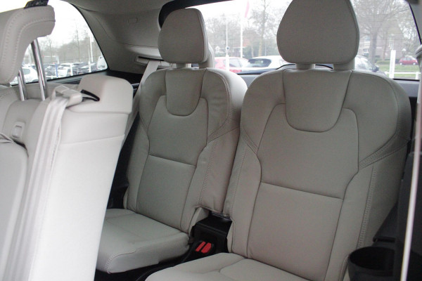 Volvo XC90 2.0 T8 456PK PHEV AWD PLUS BRIGHT | LUCHTVERING VOOR / ACHTER MET FOUR-C SETTINGS  | PANORAMISCH SCHUIF / KANTELDAK | EXTRA GETINT GLAS OP DE ACHTER PORTIEREN | BOWERS & WILKINS HIFI PREMIUM AUDI SYSTEEM INCLUSIEF FRESH AIR SUBWOOFER  | NAVIGATIE SYSTEEM BY GOOGLE MAPS | 360° CAMERA | ELEKTRISCH WEGKLAPBARE TREKHAAK | HEAD-UP DISPLAY | COMFORT STOELEN MET MASAGE FUNCTIE | STOEL VERWARMING EN VENTILATIE | ELEKTRISCH VERSTELBARE COMFORT STOEL MET GEHEUGEN EN ELEKTRISCH VERSTELBARE ZIJWANGEN | GEPERFOREERD NAPPA LEDER BEKLEDING BLOND / CHARCOAL | ACHTERBANK VERWARMING | N