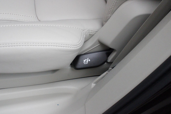 Volvo XC90 2.0 T8 456PK PHEV AWD PLUS BRIGHT | LUCHTVERING VOOR / ACHTER MET FOUR-C SETTINGS  | PANORAMISCH SCHUIF / KANTELDAK | EXTRA GETINT GLAS OP DE ACHTER PORTIEREN | BOWERS & WILKINS HIFI PREMIUM AUDI SYSTEEM INCLUSIEF FRESH AIR SUBWOOFER  | NAVIGATIE SYSTEEM BY GOOGLE MAPS | 360° CAMERA | ELEKTRISCH WEGKLAPBARE TREKHAAK | HEAD-UP DISPLAY | COMFORT STOELEN MET MASAGE FUNCTIE | STOEL VERWARMING EN VENTILATIE | ELEKTRISCH VERSTELBARE COMFORT STOEL MET GEHEUGEN EN ELEKTRISCH VERSTELBARE ZIJWANGEN | GEPERFOREERD NAPPA LEDER BEKLEDING BLOND / CHARCOAL | ACHTERBANK VERWARMING | N