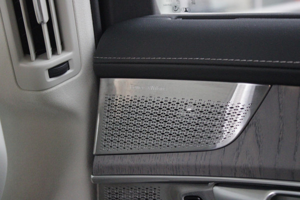 Volvo XC90 2.0 T8 456PK PHEV AWD PLUS BRIGHT | LUCHTVERING VOOR / ACHTER MET FOUR-C SETTINGS  | PANORAMISCH SCHUIF / KANTELDAK | EXTRA GETINT GLAS OP DE ACHTER PORTIEREN | BOWERS & WILKINS HIFI PREMIUM AUDI SYSTEEM INCLUSIEF FRESH AIR SUBWOOFER  | NAVIGATIE SYSTEEM BY GOOGLE MAPS | 360° CAMERA | ELEKTRISCH WEGKLAPBARE TREKHAAK | HEAD-UP DISPLAY | COMFORT STOELEN MET MASAGE FUNCTIE | STOEL VERWARMING EN VENTILATIE | ELEKTRISCH VERSTELBARE COMFORT STOEL MET GEHEUGEN EN ELEKTRISCH VERSTELBARE ZIJWANGEN | GEPERFOREERD NAPPA LEDER BEKLEDING BLOND / CHARCOAL | ACHTERBANK VERWARMING | N