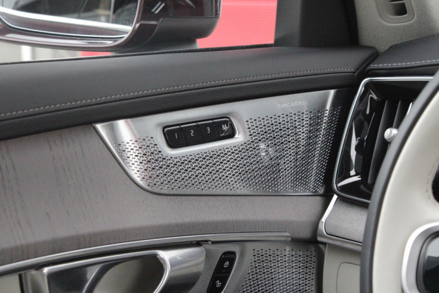 Volvo XC90 2.0 T8 456PK PHEV AWD PLUS BRIGHT | LUCHTVERING VOOR / ACHTER MET FOUR-C SETTINGS  | PANORAMISCH SCHUIF / KANTELDAK | EXTRA GETINT GLAS OP DE ACHTER PORTIEREN | BOWERS & WILKINS HIFI PREMIUM AUDI SYSTEEM INCLUSIEF FRESH AIR SUBWOOFER  | NAVIGATIE SYSTEEM BY GOOGLE MAPS | 360° CAMERA | ELEKTRISCH WEGKLAPBARE TREKHAAK | HEAD-UP DISPLAY | COMFORT STOELEN MET MASAGE FUNCTIE | STOEL VERWARMING EN VENTILATIE | ELEKTRISCH VERSTELBARE COMFORT STOEL MET GEHEUGEN EN ELEKTRISCH VERSTELBARE ZIJWANGEN | GEPERFOREERD NAPPA LEDER BEKLEDING BLOND / CHARCOAL | ACHTERBANK VERWARMING | N