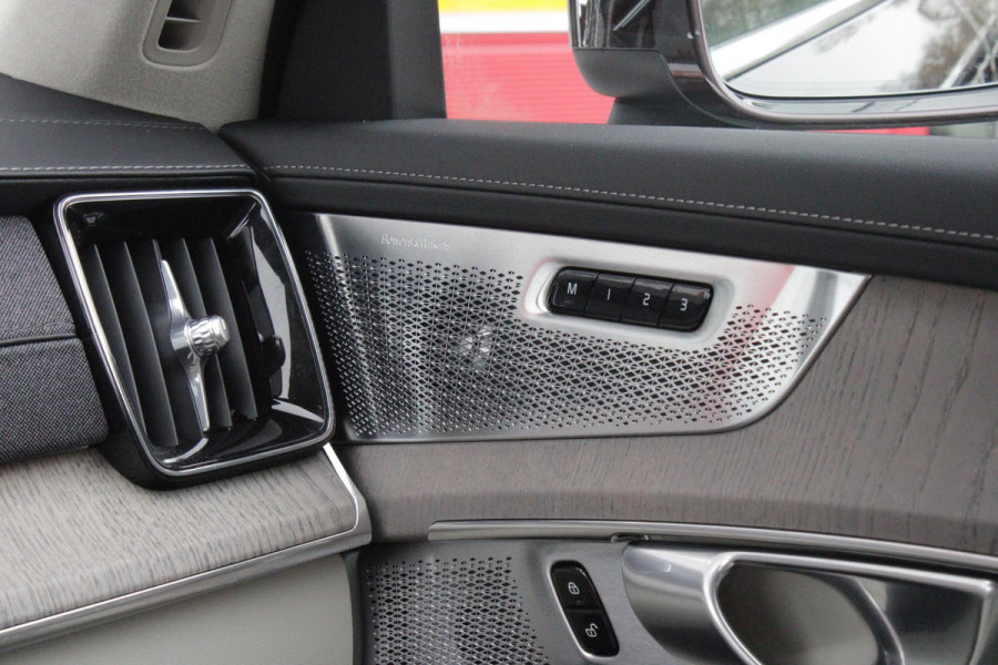 Volvo XC90 2.0 T8 456PK PHEV AWD PLUS BRIGHT | LUCHTVERING VOOR / ACHTER MET FOUR-C SETTINGS  | PANORAMISCH SCHUIF / KANTELDAK | EXTRA GETINT GLAS OP DE ACHTER PORTIEREN | BOWERS & WILKINS HIFI PREMIUM AUDI SYSTEEM INCLUSIEF FRESH AIR SUBWOOFER  | NAVIGATIE SYSTEEM BY GOOGLE MAPS | 360° CAMERA | ELEKTRISCH WEGKLAPBARE TREKHAAK | HEAD-UP DISPLAY | COMFORT STOELEN MET MASAGE FUNCTIE | STOEL VERWARMING EN VENTILATIE | ELEKTRISCH VERSTELBARE COMFORT STOEL MET GEHEUGEN EN ELEKTRISCH VERSTELBARE ZIJWANGEN | GEPERFOREERD NAPPA LEDER BEKLEDING BLOND / CHARCOAL | ACHTERBANK VERWARMING | N