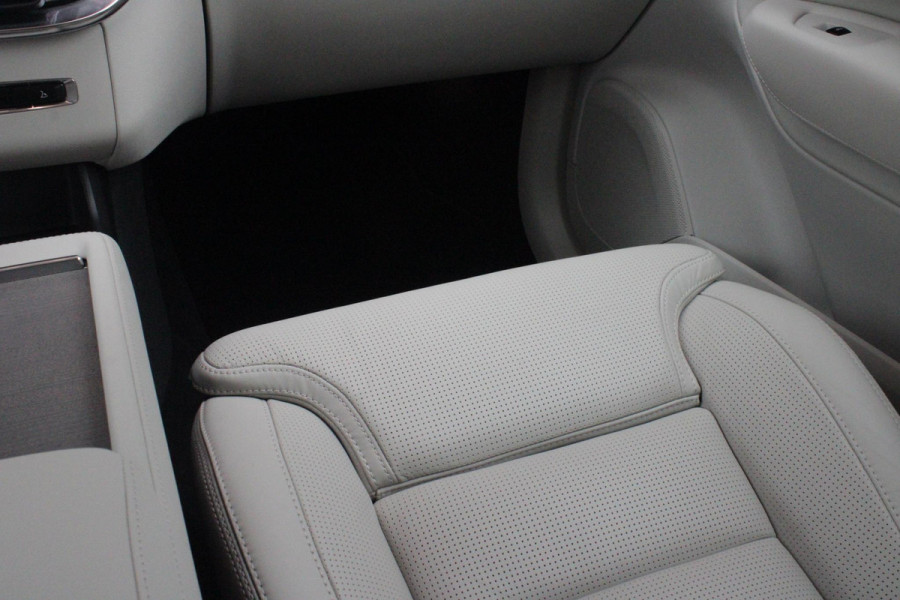 Volvo XC90 2.0 T8 456PK PHEV AWD PLUS BRIGHT | LUCHTVERING VOOR / ACHTER MET FOUR-C SETTINGS  | PANORAMISCH SCHUIF / KANTELDAK | EXTRA GETINT GLAS OP DE ACHTER PORTIEREN | BOWERS & WILKINS HIFI PREMIUM AUDI SYSTEEM INCLUSIEF FRESH AIR SUBWOOFER  | NAVIGATIE SYSTEEM BY GOOGLE MAPS | 360° CAMERA | ELEKTRISCH WEGKLAPBARE TREKHAAK | HEAD-UP DISPLAY | COMFORT STOELEN MET MASAGE FUNCTIE | STOEL VERWARMING EN VENTILATIE | ELEKTRISCH VERSTELBARE COMFORT STOEL MET GEHEUGEN EN ELEKTRISCH VERSTELBARE ZIJWANGEN | GEPERFOREERD NAPPA LEDER BEKLEDING BLOND / CHARCOAL | ACHTERBANK VERWARMING | N