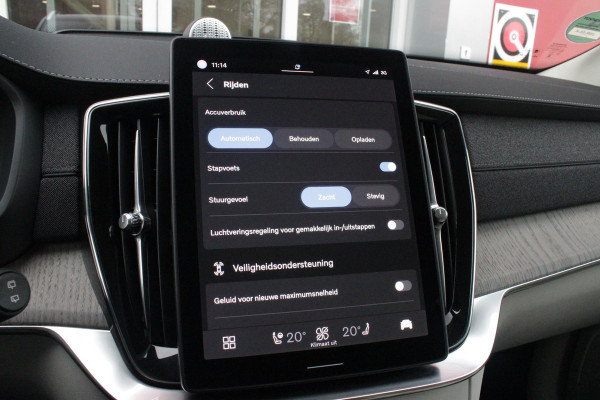 Volvo XC90 2.0 T8 456PK PHEV AWD PLUS BRIGHT | LUCHTVERING VOOR / ACHTER MET FOUR-C SETTINGS  | PANORAMISCH SCHUIF / KANTELDAK | EXTRA GETINT GLAS OP DE ACHTER PORTIEREN | BOWERS & WILKINS HIFI PREMIUM AUDI SYSTEEM INCLUSIEF FRESH AIR SUBWOOFER  | NAVIGATIE SYSTEEM BY GOOGLE MAPS | 360° CAMERA | ELEKTRISCH WEGKLAPBARE TREKHAAK | HEAD-UP DISPLAY | COMFORT STOELEN MET MASAGE FUNCTIE | STOEL VERWARMING EN VENTILATIE | ELEKTRISCH VERSTELBARE COMFORT STOEL MET GEHEUGEN EN ELEKTRISCH VERSTELBARE ZIJWANGEN | GEPERFOREERD NAPPA LEDER BEKLEDING BLOND / CHARCOAL | ACHTERBANK VERWARMING | N