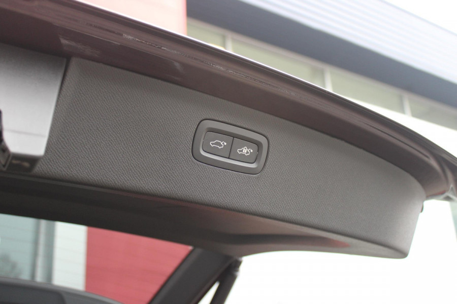 Volvo XC90 2.0 T8 456PK PHEV AWD PLUS BRIGHT | LUCHTVERING VOOR / ACHTER MET FOUR-C SETTINGS  | PANORAMISCH SCHUIF / KANTELDAK | EXTRA GETINT GLAS OP DE ACHTER PORTIEREN | BOWERS & WILKINS HIFI PREMIUM AUDI SYSTEEM INCLUSIEF FRESH AIR SUBWOOFER  | NAVIGATIE SYSTEEM BY GOOGLE MAPS | 360° CAMERA | ELEKTRISCH WEGKLAPBARE TREKHAAK | HEAD-UP DISPLAY | COMFORT STOELEN MET MASAGE FUNCTIE | STOEL VERWARMING EN VENTILATIE | ELEKTRISCH VERSTELBARE COMFORT STOEL MET GEHEUGEN EN ELEKTRISCH VERSTELBARE ZIJWANGEN | GEPERFOREERD NAPPA LEDER BEKLEDING BLOND / CHARCOAL | ACHTERBANK VERWARMING | N