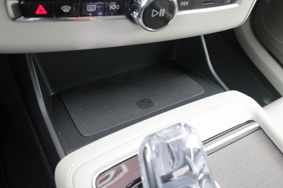 Volvo XC90 2.0 T8 456PK PHEV AWD PLUS BRIGHT | LUCHTVERING VOOR / ACHTER MET FOUR-C SETTINGS  | PANORAMISCH SCHUIF / KANTELDAK | EXTRA GETINT GLAS OP DE ACHTER PORTIEREN | BOWERS & WILKINS HIFI PREMIUM AUDI SYSTEEM INCLUSIEF FRESH AIR SUBWOOFER  | NAVIGATIE SYSTEEM BY GOOGLE MAPS | 360° CAMERA | ELEKTRISCH WEGKLAPBARE TREKHAAK | HEAD-UP DISPLAY | COMFORT STOELEN MET MASAGE FUNCTIE | STOEL VERWARMING EN VENTILATIE | ELEKTRISCH VERSTELBARE COMFORT STOEL MET GEHEUGEN EN ELEKTRISCH VERSTELBARE ZIJWANGEN | GEPERFOREERD NAPPA LEDER BEKLEDING BLOND / CHARCOAL | ACHTERBANK VERWARMING | N