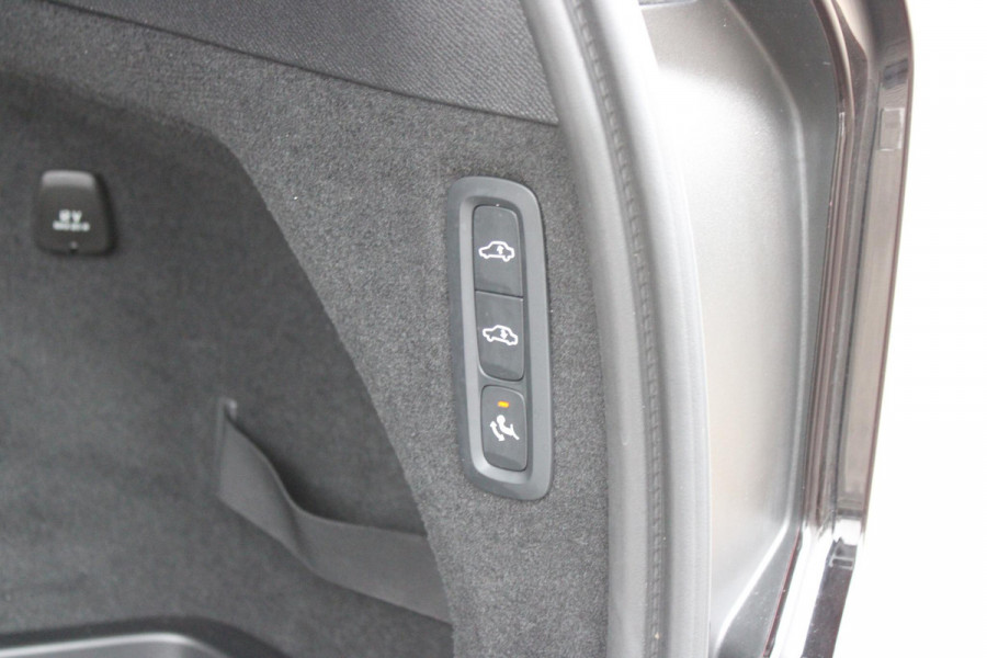 Volvo XC90 2.0 T8 456PK PHEV AWD PLUS BRIGHT | LUCHTVERING VOOR / ACHTER MET FOUR-C SETTINGS  | PANORAMISCH SCHUIF / KANTELDAK | EXTRA GETINT GLAS OP DE ACHTER PORTIEREN | BOWERS & WILKINS HIFI PREMIUM AUDI SYSTEEM INCLUSIEF FRESH AIR SUBWOOFER  | NAVIGATIE SYSTEEM BY GOOGLE MAPS | 360° CAMERA | ELEKTRISCH WEGKLAPBARE TREKHAAK | HEAD-UP DISPLAY | COMFORT STOELEN MET MASAGE FUNCTIE | STOEL VERWARMING EN VENTILATIE | ELEKTRISCH VERSTELBARE COMFORT STOEL MET GEHEUGEN EN ELEKTRISCH VERSTELBARE ZIJWANGEN | GEPERFOREERD NAPPA LEDER BEKLEDING BLOND / CHARCOAL | ACHTERBANK VERWARMING | N