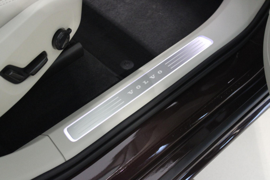 Volvo XC90 2.0 T8 456PK PHEV AWD PLUS BRIGHT | LUCHTVERING VOOR / ACHTER MET FOUR-C SETTINGS  | PANORAMISCH SCHUIF / KANTELDAK | EXTRA GETINT GLAS OP DE ACHTER PORTIEREN | BOWERS & WILKINS HIFI PREMIUM AUDI SYSTEEM INCLUSIEF FRESH AIR SUBWOOFER  | NAVIGATIE SYSTEEM BY GOOGLE MAPS | 360° CAMERA | ELEKTRISCH WEGKLAPBARE TREKHAAK | HEAD-UP DISPLAY | COMFORT STOELEN MET MASAGE FUNCTIE | STOEL VERWARMING EN VENTILATIE | ELEKTRISCH VERSTELBARE COMFORT STOEL MET GEHEUGEN EN ELEKTRISCH VERSTELBARE ZIJWANGEN | GEPERFOREERD NAPPA LEDER BEKLEDING BLOND / CHARCOAL | ACHTERBANK VERWARMING | N