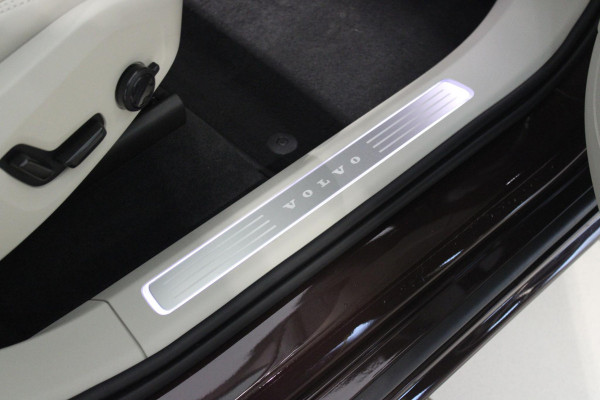 Volvo XC90 2.0 T8 456PK PHEV AWD PLUS BRIGHT | LUCHTVERING VOOR / ACHTER MET FOUR-C SETTINGS  | PANORAMISCH SCHUIF / KANTELDAK | EXTRA GETINT GLAS OP DE ACHTER PORTIEREN | BOWERS & WILKINS HIFI PREMIUM AUDI SYSTEEM INCLUSIEF FRESH AIR SUBWOOFER  | NAVIGATIE SYSTEEM BY GOOGLE MAPS | 360° CAMERA | ELEKTRISCH WEGKLAPBARE TREKHAAK | HEAD-UP DISPLAY | COMFORT STOELEN MET MASAGE FUNCTIE | STOEL VERWARMING EN VENTILATIE | ELEKTRISCH VERSTELBARE COMFORT STOEL MET GEHEUGEN EN ELEKTRISCH VERSTELBARE ZIJWANGEN | GEPERFOREERD NAPPA LEDER BEKLEDING BLOND / CHARCOAL | ACHTERBANK VERWARMING | N