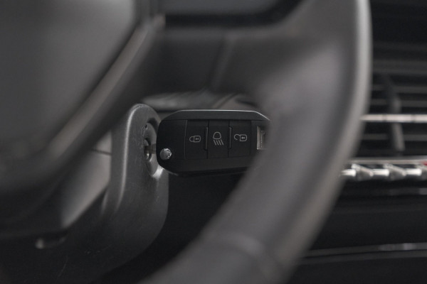 Peugeot 2008 PureTech 100 Active Pack | Allseason Banden | Parkeersensoren | Navigatie | Apple Carplay