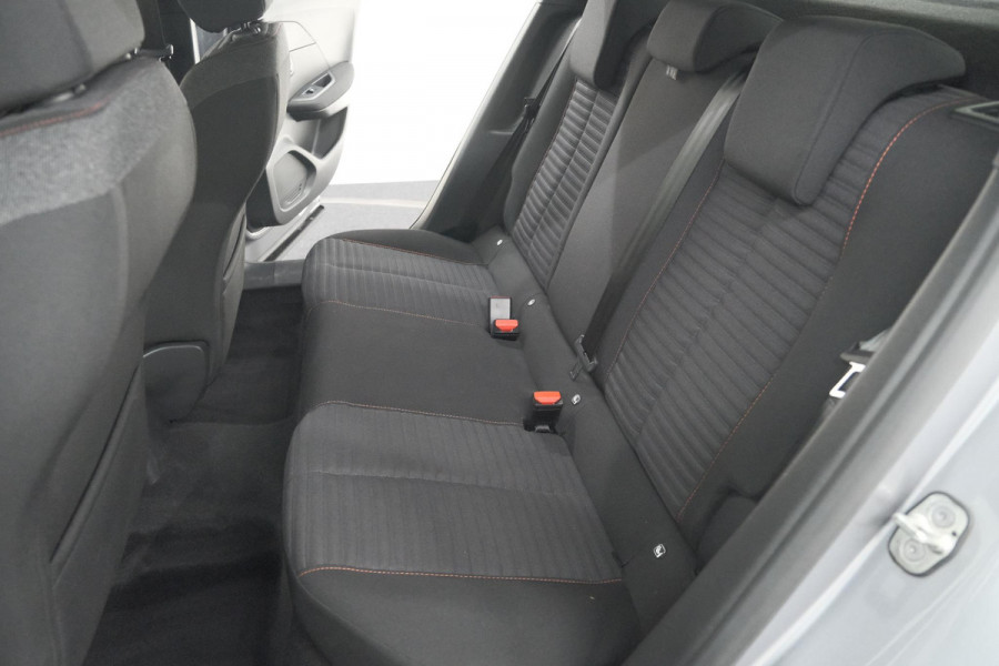 Peugeot 2008 PureTech 100 Active Pack | Allseason Banden | Parkeersensoren | Navigatie | Apple Carplay