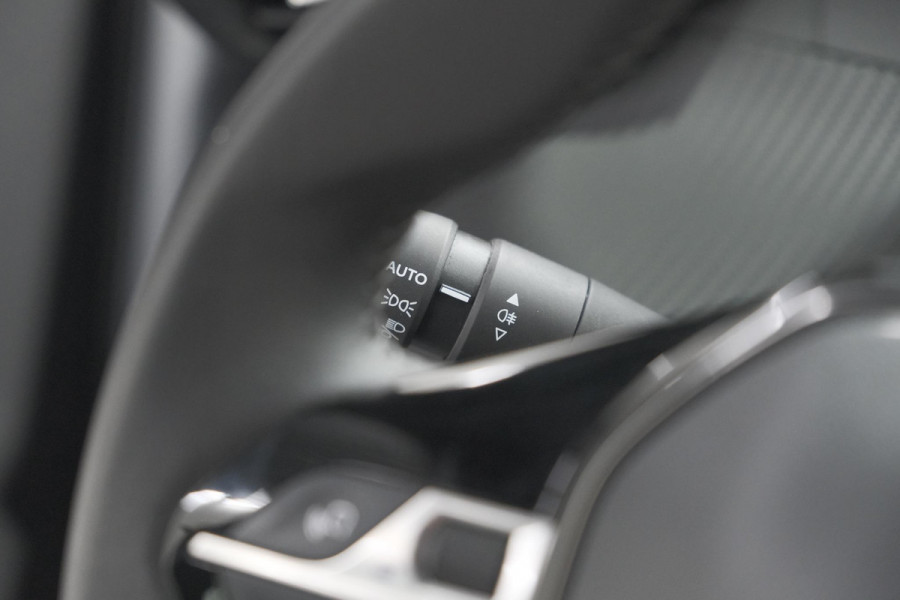 Peugeot 2008 PureTech 100 Active Pack | Allseason Banden | Parkeersensoren | Navigatie | Apple Carplay