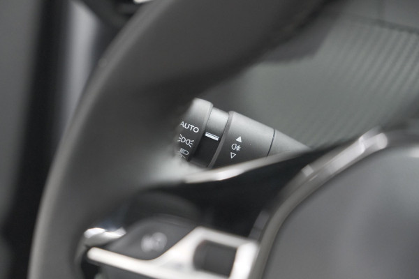 Peugeot 2008 PureTech 100 Active Pack | Allseason Banden | Parkeersensoren | Navigatie | Apple Carplay