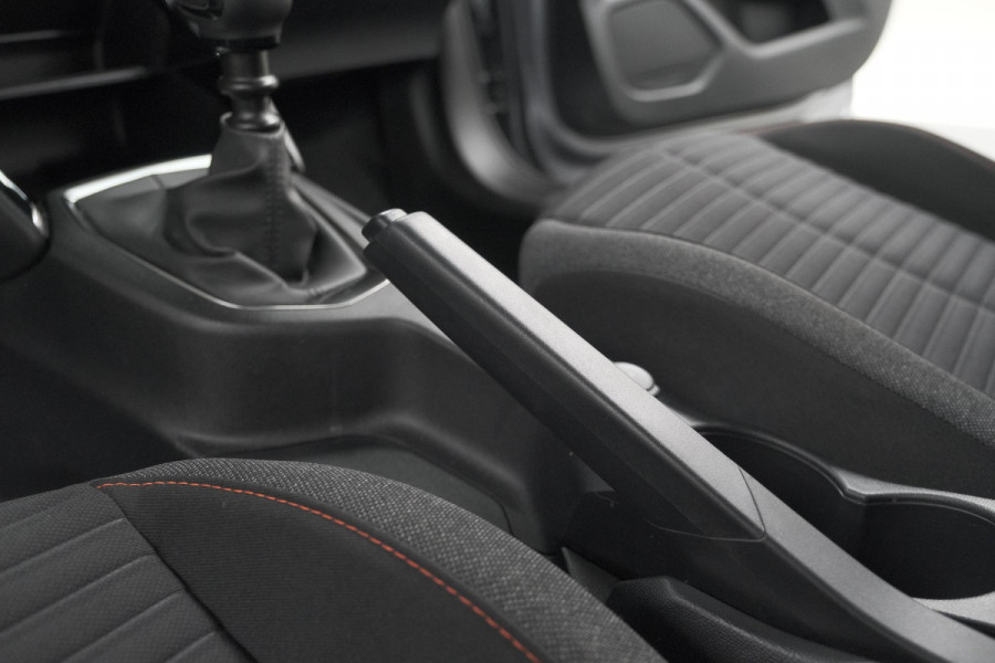 Peugeot 2008 PureTech 100 Active Pack | Allseason Banden | Parkeersensoren | Navigatie | Apple Carplay