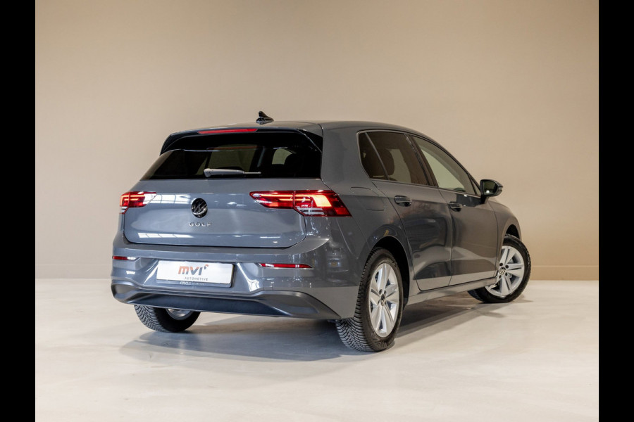 Volkswagen Golf 1.0 TSI Life / 110pk / Stoel en stuur verwarming / Achteruitrij camera / Navigatie /