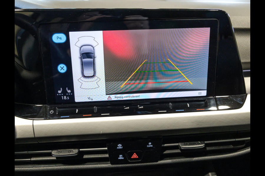 Volkswagen Golf 1.0 TSI Life / 110pk / Stoel en stuur verwarming / Achteruitrij camera / Navigatie /