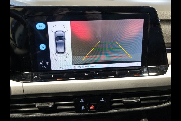 Volkswagen Golf 1.0 TSI Life / 110pk / Stoel en stuur verwarming / Achteruitrij camera / Navigatie /