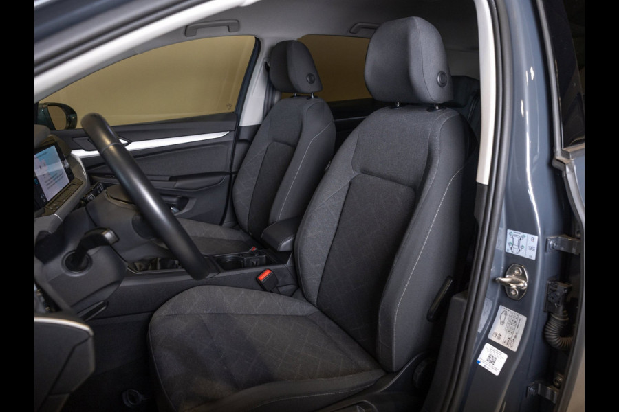 Volkswagen Golf 1.0 TSI Life / 110pk / Stoel en stuur verwarming / Achteruitrij camera / Navigatie /