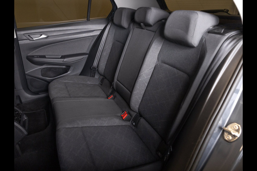Volkswagen Golf 1.0 TSI Life / 110pk / Stoel en stuur verwarming / Achteruitrij camera / Navigatie /