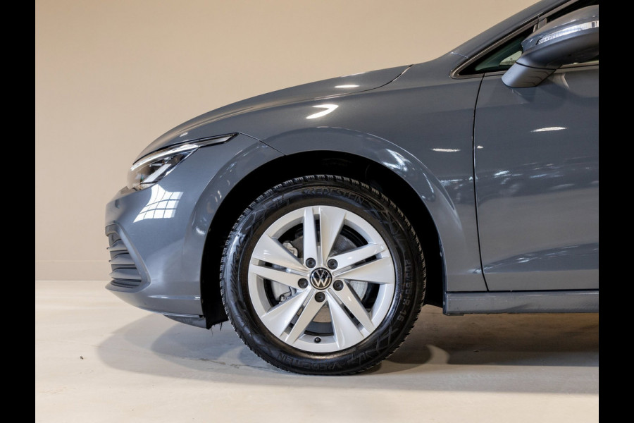 Volkswagen Golf 1.0 TSI Life / 110pk / Stoel en stuur verwarming / Achteruitrij camera / Navigatie /