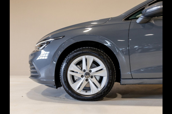 Volkswagen Golf 1.0 TSI Life / 110pk / Stoel en stuur verwarming / Achteruitrij camera / Navigatie /