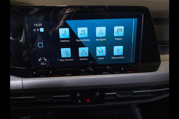 Volkswagen Golf 1.0 TSI Life / 110pk / Stoel en stuur verwarming / Achteruitrij camera / Navigatie /