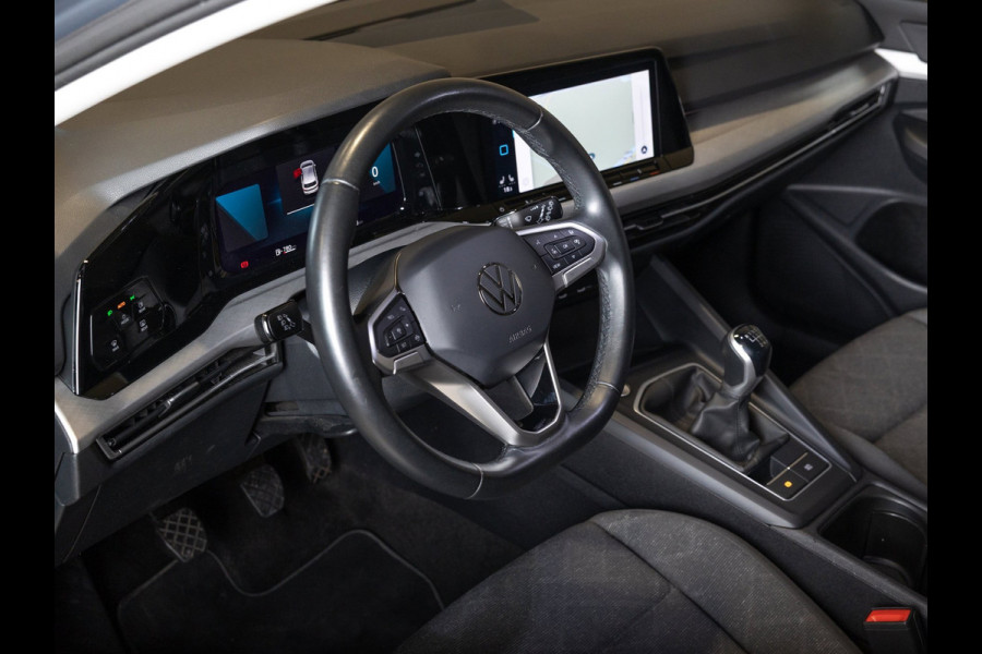 Volkswagen Golf 1.0 TSI Life / 110pk / Stoel en stuur verwarming / Achteruitrij camera / Navigatie /