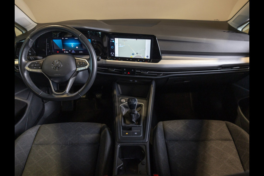 Volkswagen Golf 1.0 TSI Life / 110pk / Stoel en stuur verwarming / Achteruitrij camera / Navigatie /