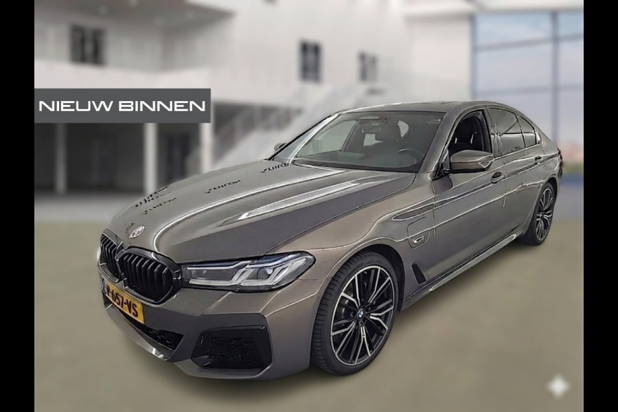 BMW 5 Serie 520e Business Edition Plus M Sport | M Performance | Alvitgrau | Panoramadak | Laser | Stoelverwarming | Stuurverwarming | Camera | Adaptive Cruise Control | Apple Carplay | Navigatie | Elektrische Stoelen |