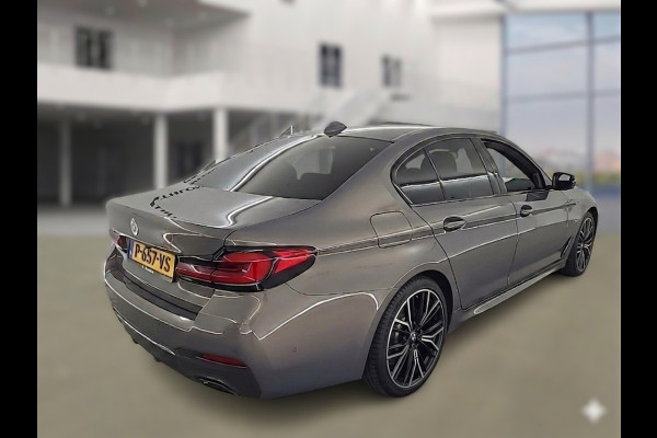 BMW 5 Serie 520e Business Edition Plus M Sport | M Performance | Alvitgrau | Panoramadak | Laser | Stoelverwarming | Stuurverwarming | Camera | Adaptive Cruise Control | Apple Carplay | Navigatie | Elektrische Stoelen |