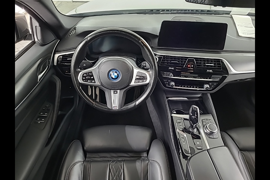 BMW 5 Serie 520e Business Edition Plus M Sport | M Performance | Alvitgrau | Panoramadak | Laser | Stoelverwarming | Stuurverwarming | Camera | Adaptive Cruise Control | Apple Carplay | Navigatie | Elektrische Stoelen |