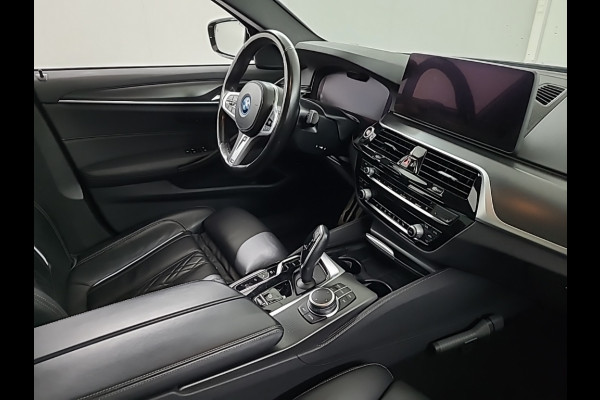 BMW 5 Serie 520e Business Edition Plus M Sport | M Performance | Alvitgrau | Panoramadak | Laser | Stoelverwarming | Stuurverwarming | Camera | Adaptive Cruise Control | Apple Carplay | Navigatie | Elektrische Stoelen |