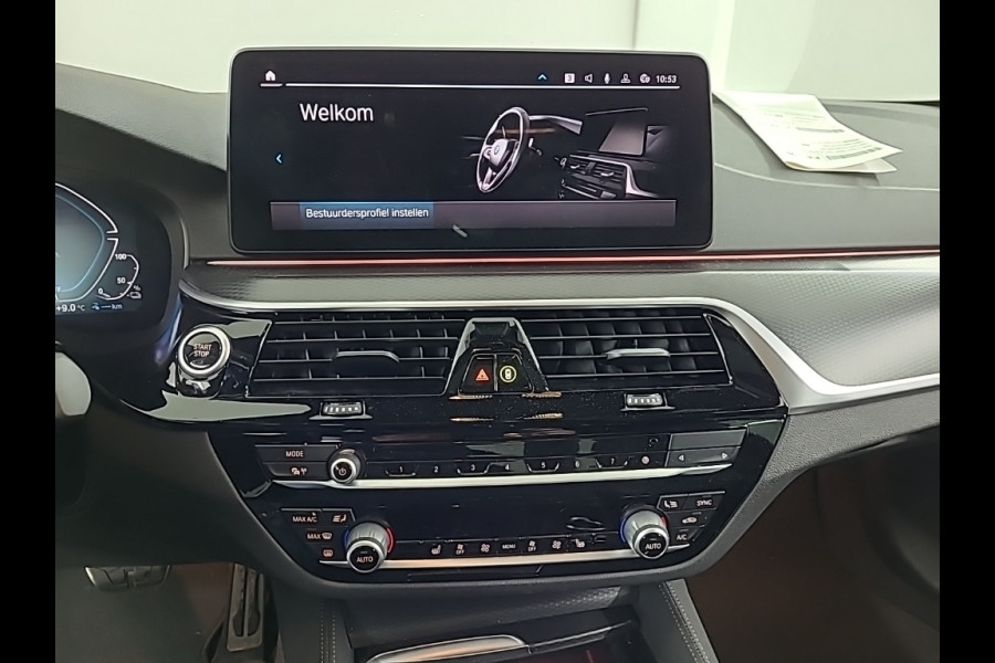 BMW 5 Serie 520e Business Edition Plus M Sport | M Performance | Alvitgrau | Panoramadak | Laser | Stoelverwarming | Stuurverwarming | Camera | Adaptive Cruise Control | Apple Carplay | Navigatie | Elektrische Stoelen |
