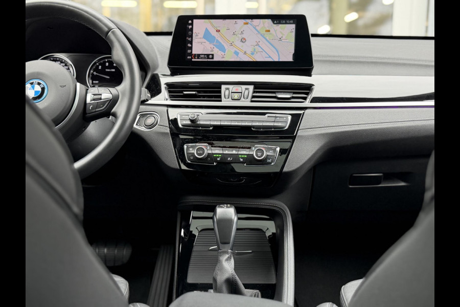 BMW X1 xDrive25e Bus Ed Plus M-Sport |Pano|HUD|HiFi|Cam|Sfeer|19"|Storm Bay|