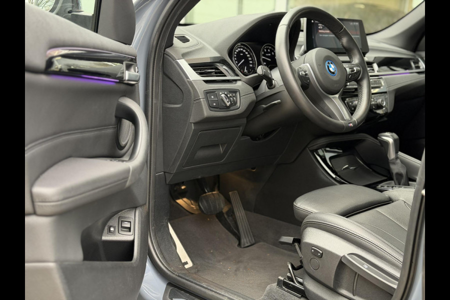 BMW X1 xDrive25e Bus Ed Plus M-Sport |Pano|HUD|HiFi|Cam|Sfeer|19"|Storm Bay|
